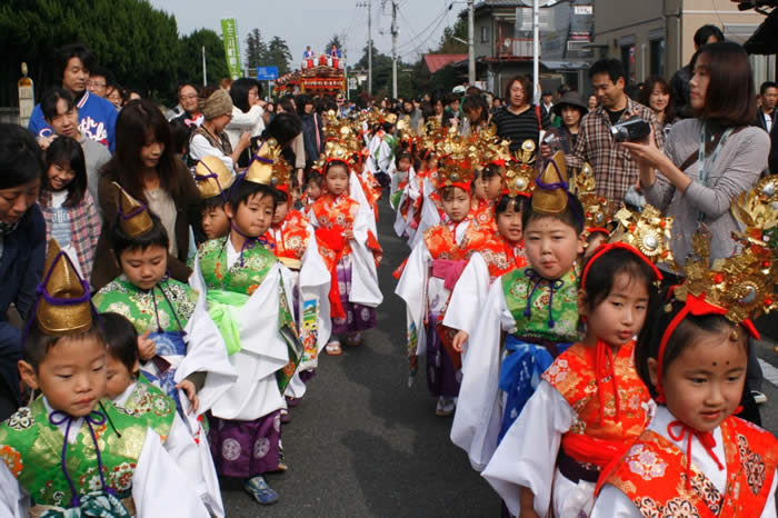 きらびやかな衣装で、しゃなりしゃなり（第28回かみのかわふる里祭り「稚児行列」）