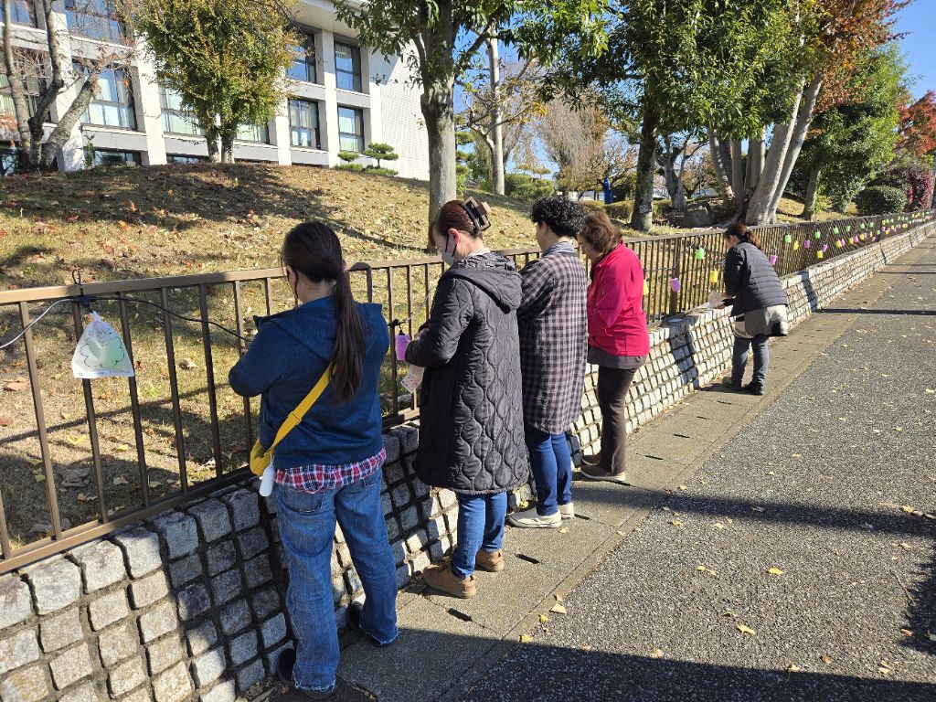 商工会女性部の皆さんによるイルミネーション設置の様子 商工会女性部の皆さんによるイルミネーション設置の様子