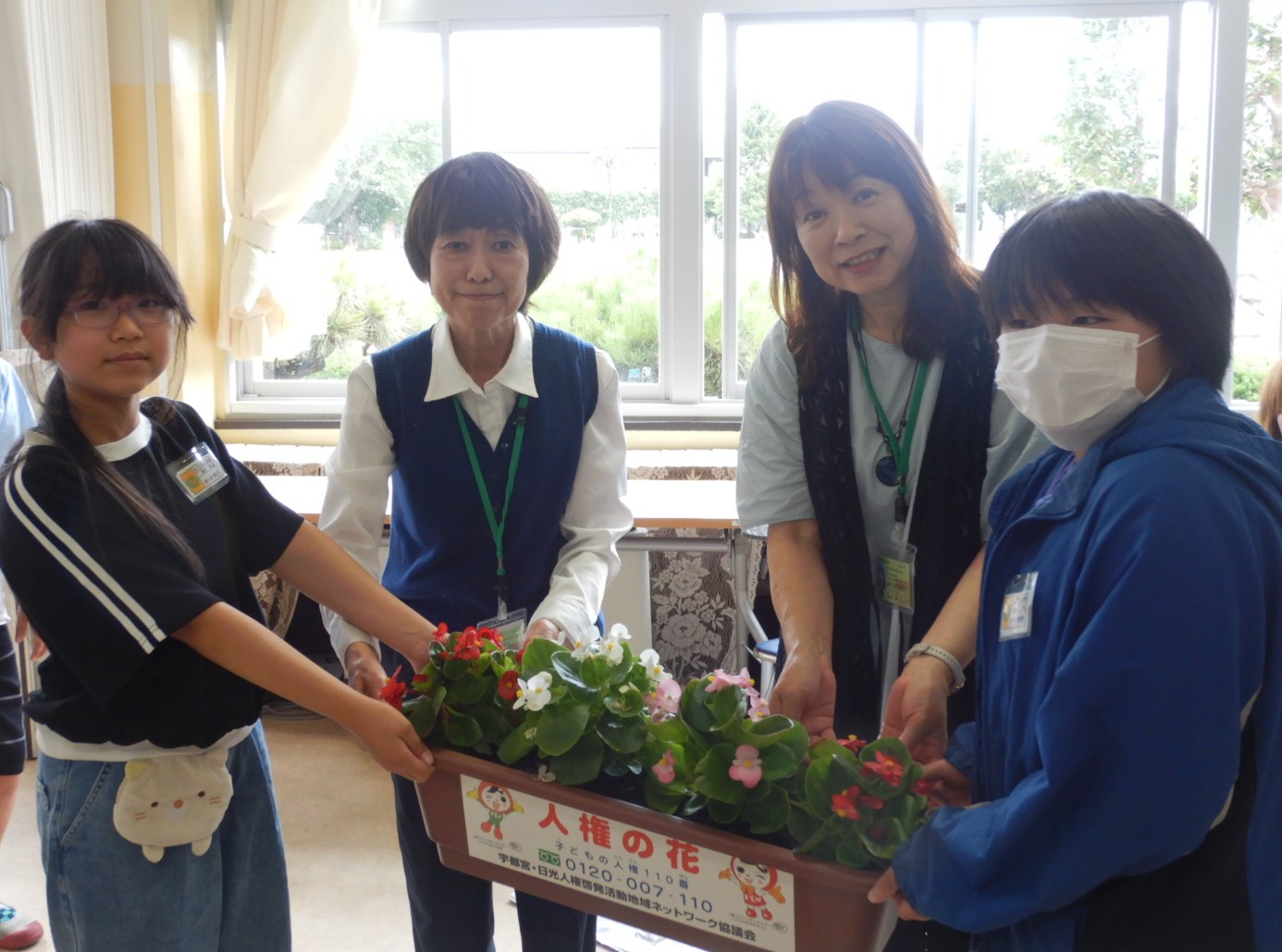 人権擁護委員から児童へ贈呈 人権擁護委員から児童へ贈呈
